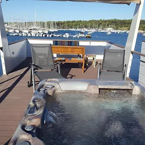 Ferienhaus Floating House Sunflower, Pula