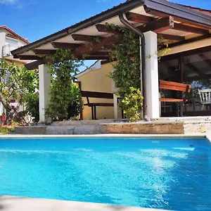 Ferienhaus Rustic House With Private Swimming Pool, Pula